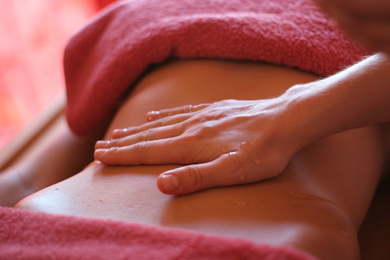 Ayurveda-Massage am Bauch
