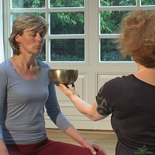 Klangschalen werden für die Klangmassage, Meditation und Klangtherapie eingesetzt. Hier wird eine Wahrnehmungsübung mit einer Klangschale durchgeführt.