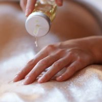 Kolibri-Massage: Entspannende Ölmassage mit Salbei, Edelsteinen und karibischen Klängen