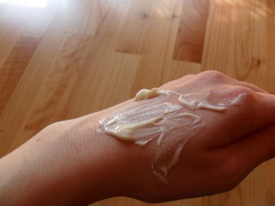 Massagecreme Honig von Schupp auf der Hand 