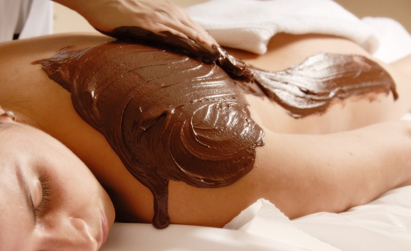 Schokoladenmassage auf dem Rücken bis hoch zur Schulter