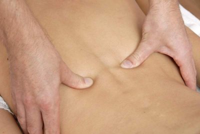 Therapeutische Massage am Rücken