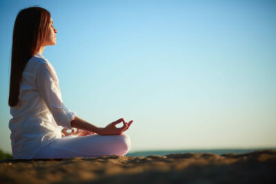 Zen-Meditation am Strand ohne Meditationszubehör